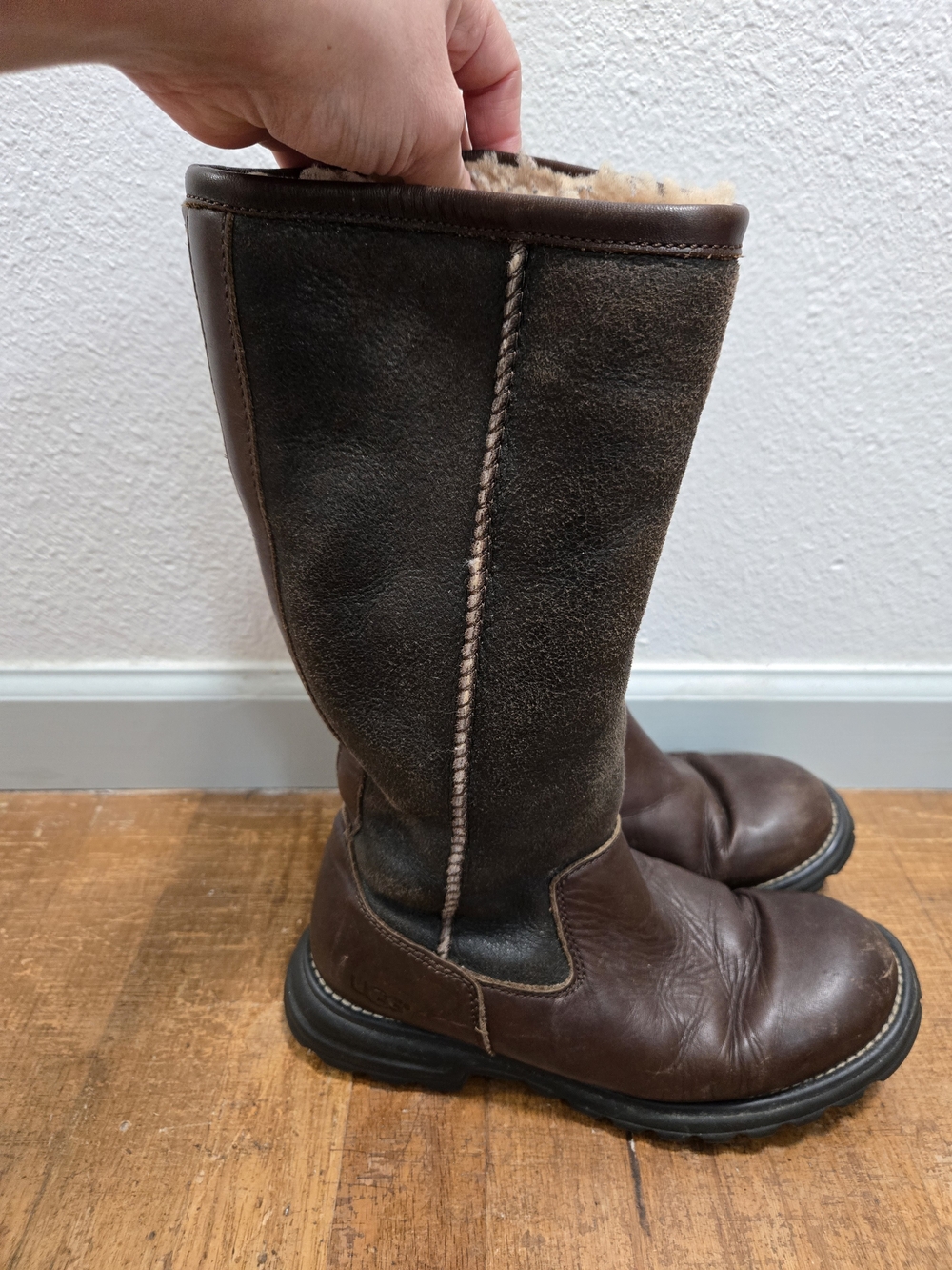 UGG Brooks 5490 Tall Shearling Boots 7 Leather Sheepskin Australia EUC